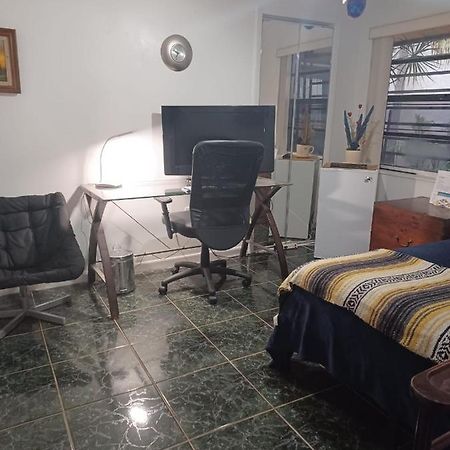Snug Minimalist Full Bed With 50 Inch Smart Tv, Netflix, Airplay, Mini-Fridge, And 500 Mbps Wifi Near Fiu, Dolphin Mall, Airport Miami Luaran gambar
