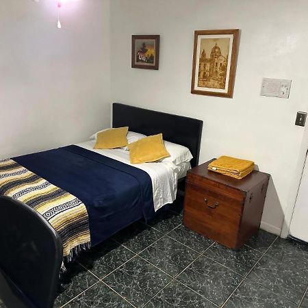 Snug Minimalist Full Bed With 50 Inch Smart Tv, Netflix, Airplay, Mini-Fridge, And 500 Mbps Wifi Near Fiu, Dolphin Mall, Airport Miami Luaran gambar