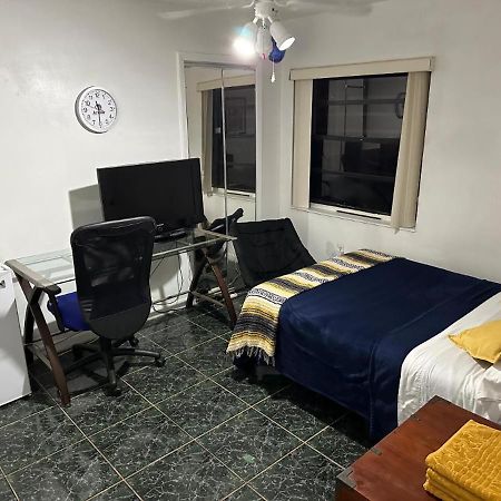 Snug Minimalist Full Bed With 50 Inch Smart Tv, Netflix, Airplay, Mini-Fridge, And 500 Mbps Wifi Near Fiu, Dolphin Mall, Airport Miami Luaran gambar