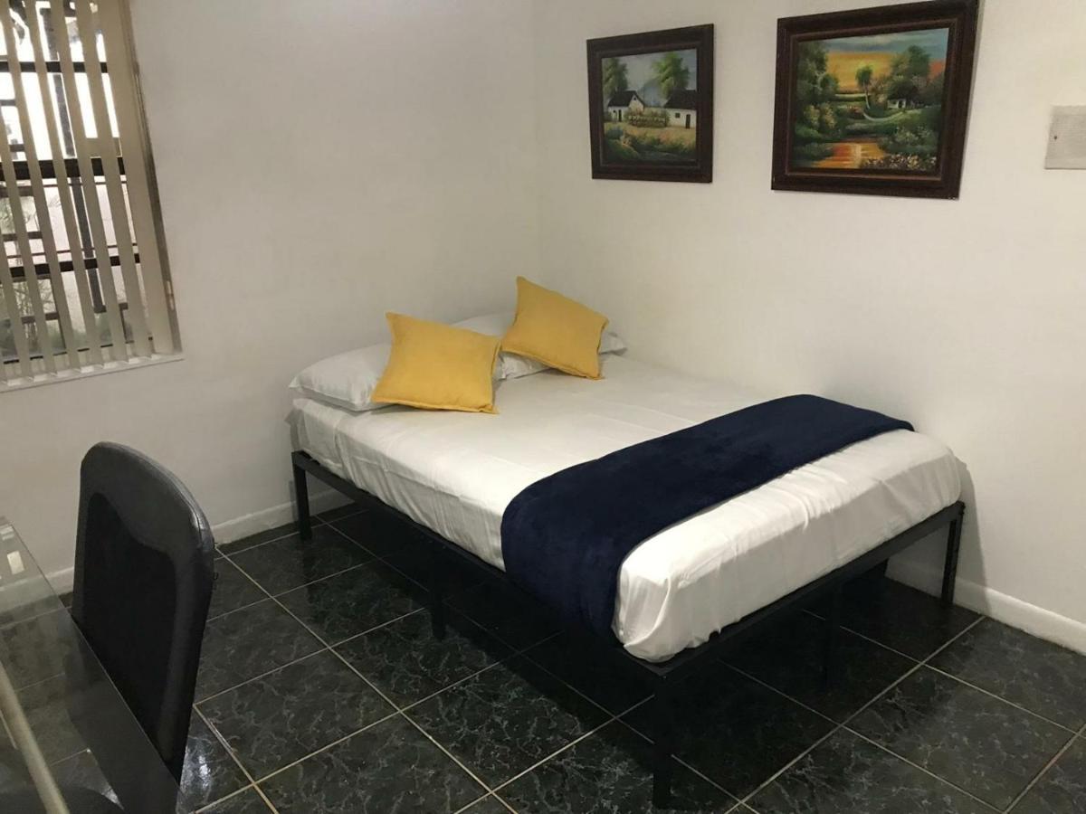 Snug Minimalist Full Bed With 50 Inch Smart Tv, Netflix, Airplay, Mini-Fridge, And 500 Mbps Wifi Near Fiu, Dolphin Mall, Airport Miami Luaran gambar