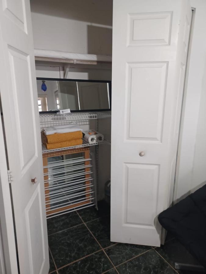 Snug Minimalist Full Bed With 50 Inch Smart Tv, Netflix, Airplay, Mini-Fridge, And 500 Mbps Wifi Near Fiu, Dolphin Mall, Airport Miami Luaran gambar