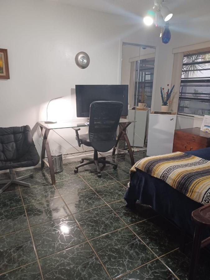 Snug Minimalist Full Bed With 50 Inch Smart Tv, Netflix, Airplay, Mini-Fridge, And 500 Mbps Wifi Near Fiu, Dolphin Mall, Airport Miami Luaran gambar