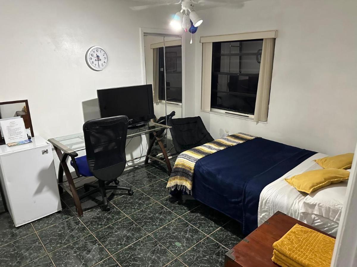 Snug Minimalist Full Bed With 50 Inch Smart Tv, Netflix, Airplay, Mini-Fridge, And 500 Mbps Wifi Near Fiu, Dolphin Mall, Airport Miami Luaran gambar